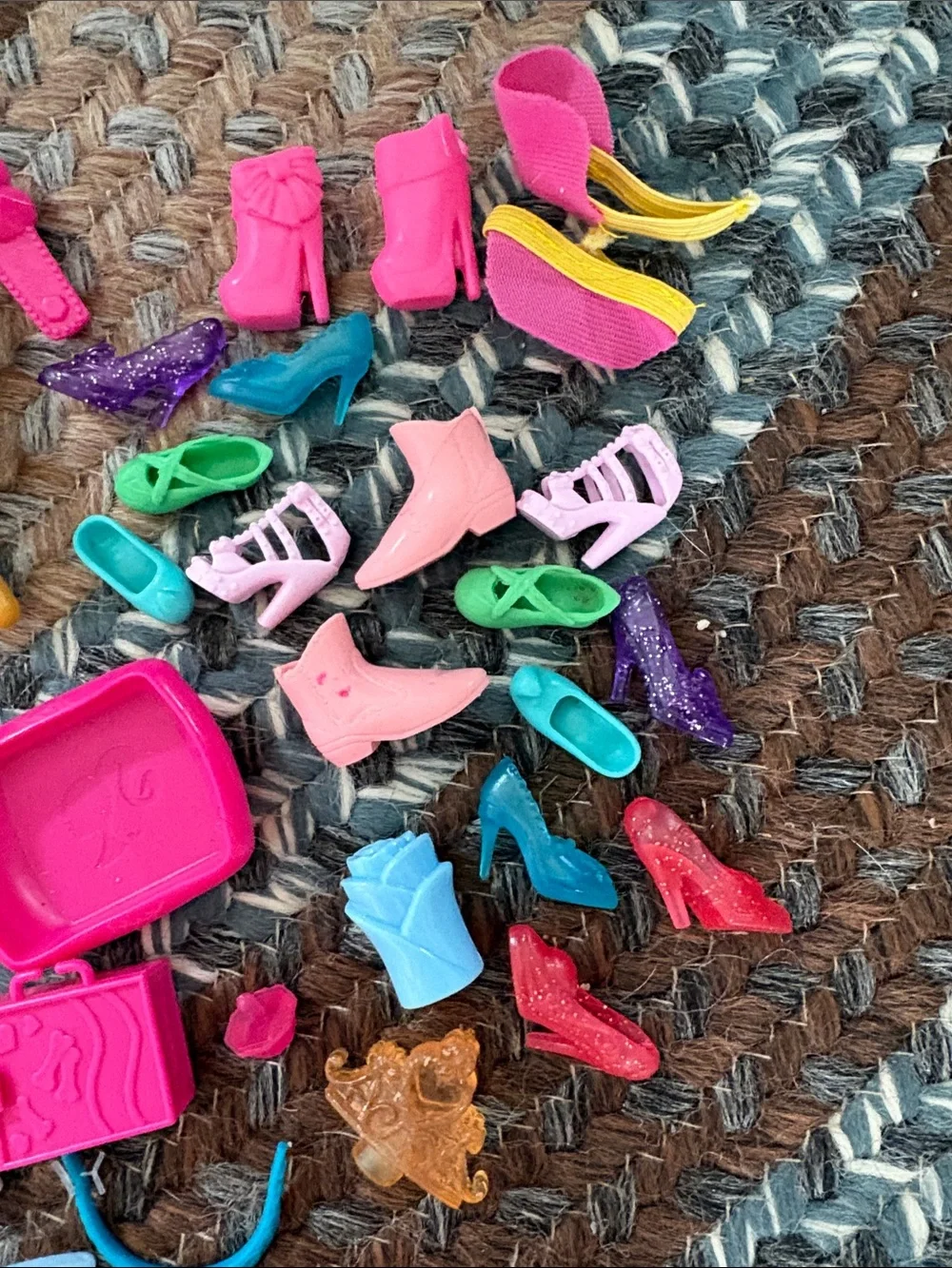 Lot of Barbie Accessories -‎ 1990s 2000s - Shoes, bags, easel, s’mores, crowns